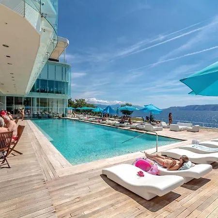 Amazing In With Sauna, 2 Bedrooms And Swimming Pool *